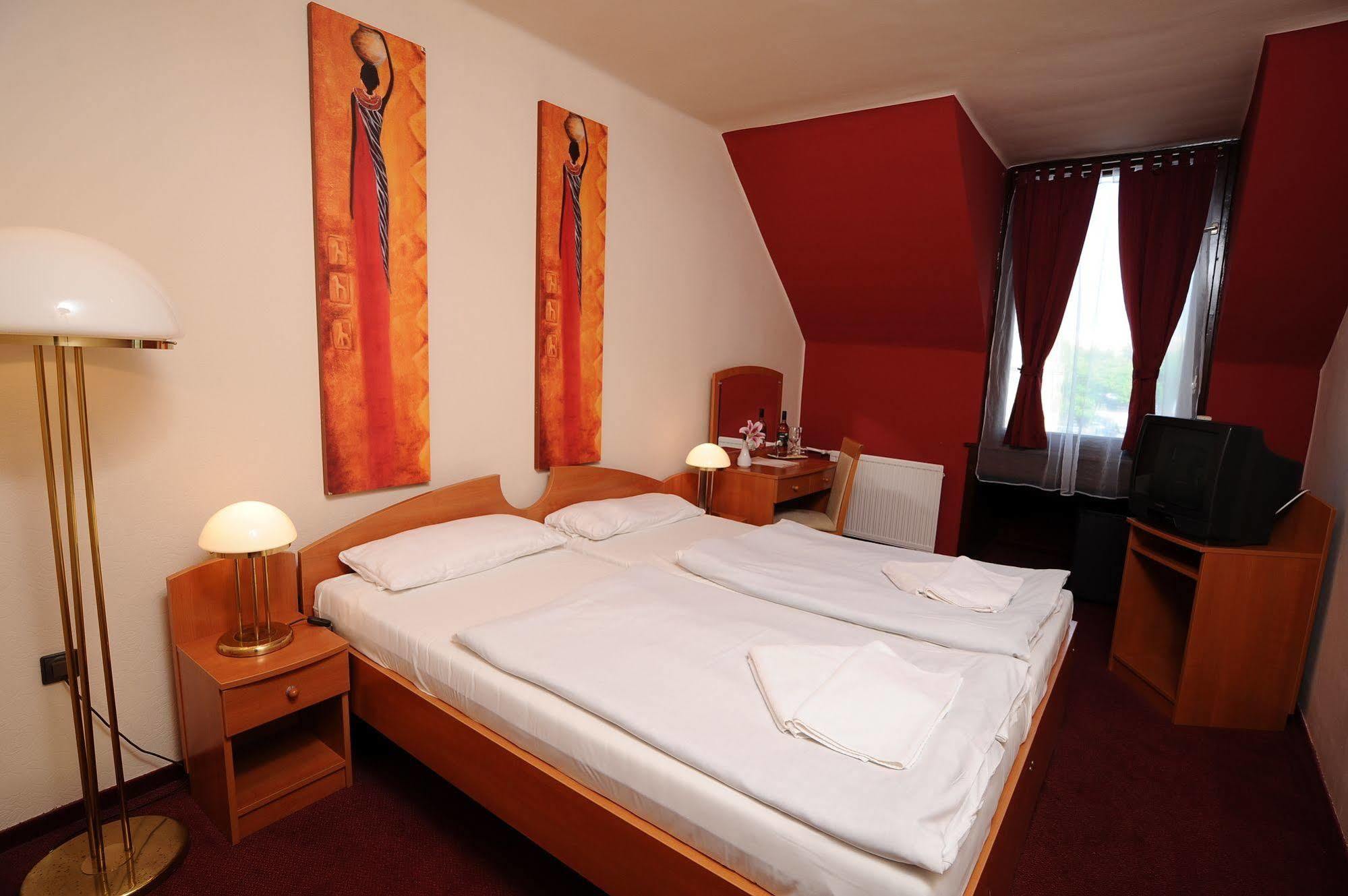 Hotel Minaret&Étterem Eger Esterno foto
